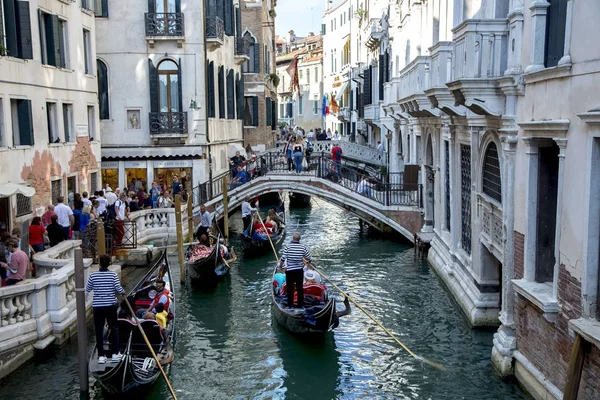 Venice Italy September 2017 Gondolas Sail Canal Multiple Small Bridges — Stock Photo, Image