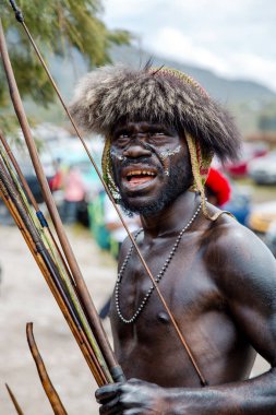 Endonezya, Papua Yeni Gine, Wamena, Irian Jaya, 20 Ağustos 2018: Wamena, Yeni Gine 'deki genç katılımcı Baliem Vadisi festivalinin portresi. Festivale genellikle yüzlerce yerli kabile katıldı..