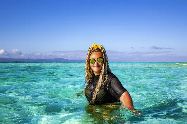 Bonita Mujer Las Cristalinas Aguas Turquesas Del Océano Índico Las — Foto de Stock