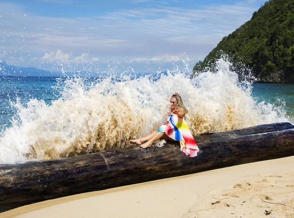 Una Hermosa Mujer Sentada Tronco Orilla Del Océano Índico Repente — Foto de Stock