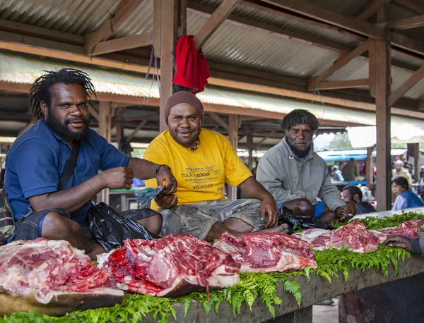 印度尼西亚 巴布亚新几内亚 瓦伦丁 伊里安查亚 2019年8月21日 巴布亚人在瓦伦丁市场出售大量猪肉 — 图库照片