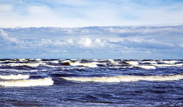 Geschäumte Wellen Der Ostsee Auf Linearen Wolken Zeitigen Frühling Jurmala — Stockfoto