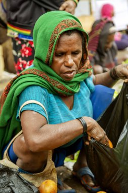 Endonezya, Papua Yeni Gine, Wamena, Irian Jaya, 21 Ağustos 2019: Papuan kadın Wamena pazarında sebze satıyor, Papua Yeni Gine Endonezya.