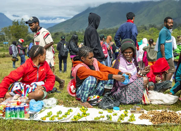 印度尼西亚 巴布亚新几内亚 瓦西里亚 伊里安查亚 2019年8月20日 巴布亚新几内亚当地人在瓦里安的巴里姆谷节上出售槟榔和花生 — 图库照片