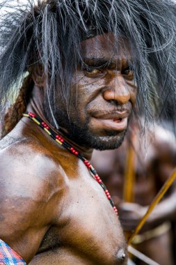 Endonezya, Papua Yeni Gine, Wamena, Irian Jaya, 20 Ağustos 2018: Wamena, Yeni Gine 'deki Baliem Vadisi festivalinde sargı bezi giymiş papualı bir adamın portresi. Festivale genellikle yüzlerce yerli kabile katıldı..