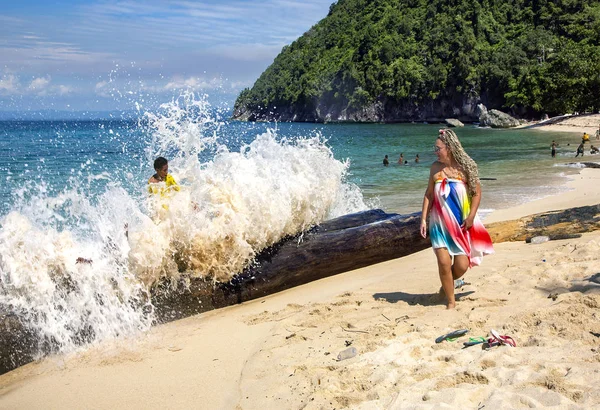 Indonesia Jayapura Sentani Agosto 2019 Mujer Con Pelo Rizado Orilla — Foto de Stock