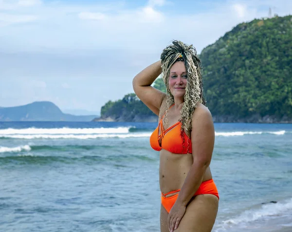 Menina Solitária Com Cabelo Encaracolado Maiô Laranja Costa Oceânica Oceano — Fotografia de Stock