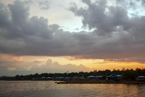 Закат Оранжевых Тонах Облачном Небе Сентани Джаяпура Индонезия — стоковое фото