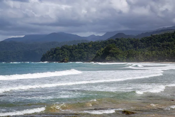 Costa Del Océano Índico Con Grandes Olas Isla Nido Filipinas — Foto de Stock