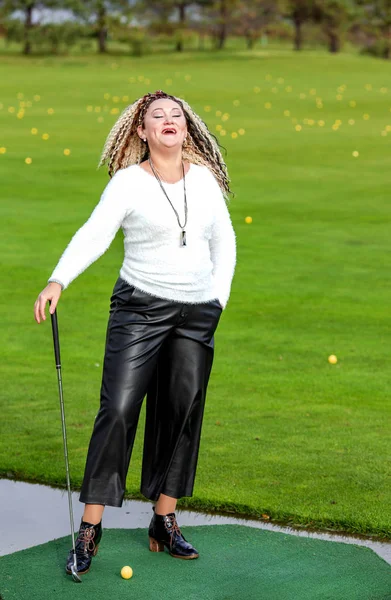 Lachend Meisje Met Krullend Haar Een Golfclub Haar Handen Een — Stockfoto