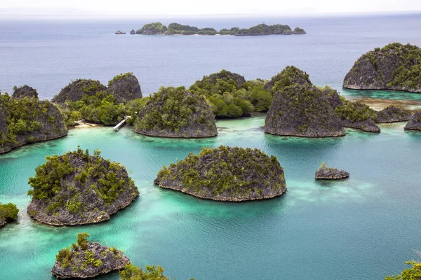 Una Hermosa Laguna Está Rodeada Islas Piedra Caliza Raja Ampat —  Fotos de Stock