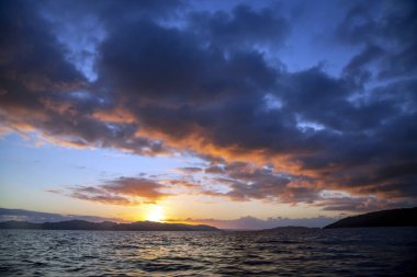 Hint Okyanusu, Batı Papua, Endonezya 'daki Raja Ampat adaları üzerinde mavi tonda gün batımı