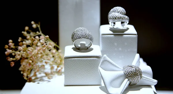 珠宝店陈列的不同设计的镶有钻石的白色金戒指 — 图库照片