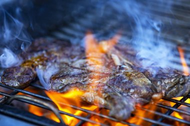 Kızartılmış taze biftek ya da ızgarada ya da biberli barbekü, baharat ve baharatlı, lezzetli yemekler..