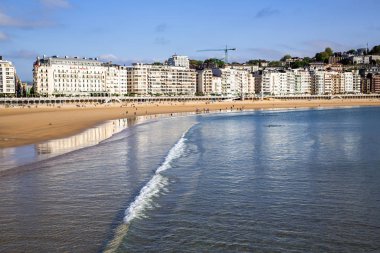 İspanya, San Sebastian, 10 Mayıs 2018 - Atlantik Okyanusu, San Sebastian, Donostia, İspanya 'nın alçak gelgitinden sonra insanlar Playa de La Concha plajında eğleniyor