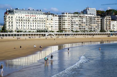 İspanya, San Sebastian, 10 Mayıs 2018 - Atlantik Okyanusu, San Sebastian, Donostia, İspanya 'nın alçak gelgitinden sonra insanlar Playa de La Concha plajında eğleniyor