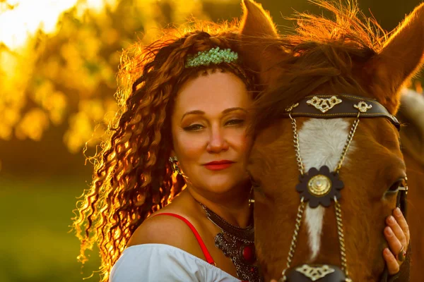 Pretty Woman Curly Hair Hugs Horse Face Sunset Light — Stock Photo, Image