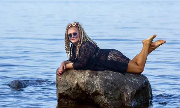 Siyah Renkli Kıvırcık Saçlı Ince Kız Baltık Denizi Nde Bir — Stok fotoğraf