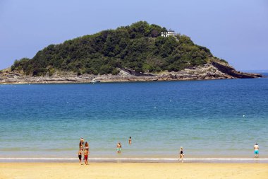 İspanya, San Sebastian, 10 Mayıs 2018 - Atlantik Okyanusu, San Sebastian, Donostia, İspanya 'nın alçak gelgitinden sonra insanlar Playa de La Concha plajında eğleniyor