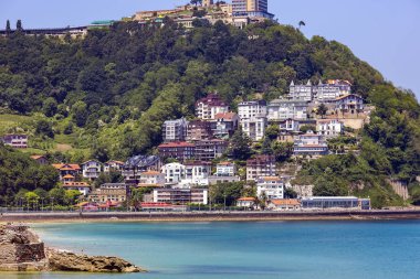 İspanya, San Sebastian, 10 Mayıs 2018 - Atlantik Okyanusu, San Sebastian, Donostia, İspanya 'nın alçak gelgitinden sonra insanlar Playa de La Concha plajında eğleniyor