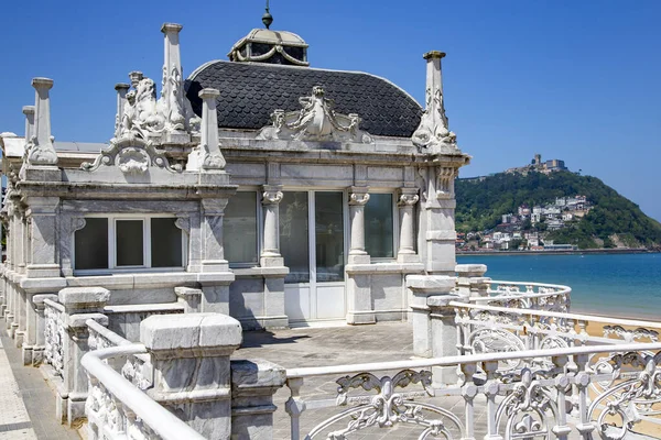 Vacker Arkitektur Barockstil Strandpromenaden Bakgrunden Berget Igueldo San Sebastian Donostia — Stockfoto