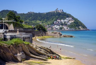 İspanya, San Sebastian, 10 Mayıs 2018 - Atlantik Okyanusu, San Sebastian, Donostia, İspanya 'nın alçak gelgitinden sonra insanlar Playa de La Concha plajında eğleniyor