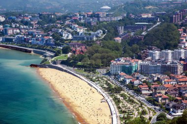 İspanya, San Sebastian, 10 Mayıs 2018 - Igueldo Dağı 'ndan Ondaretta Sahili' ne ve şehir modern mimarisi San Sebastian, Donostia, İspanya