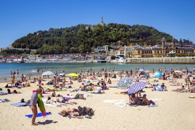 İspanya, San Sebastian, 10 Mayıs 2018 - Atlantik Okyanusu, San Sebastian, Donostia, İspanya 'nın alçak gelgitinden sonra insanlar Playa de La Concha plajında eğleniyor
