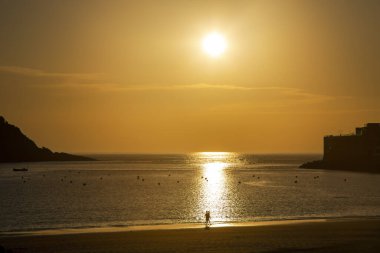 San Sebastian, Donostia, İspanya 'daki Atlantik Okyanusu' nun Biscay Körfezi üzerinde renkli günbatımı