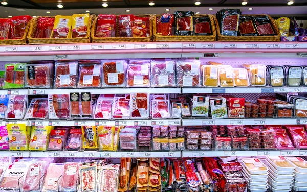 西班牙 圣塞巴斯蒂安 多诺西亚 2017年5月12日 西班牙圣塞巴斯蒂安超级市场的各种肉类产品 — 图库照片