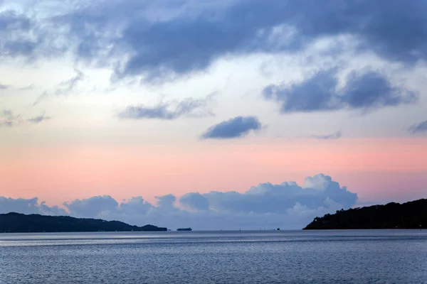 太平洋の島々の上にピンク色の色調で美しい日の出 フランス領ポリネシア — ストック写真