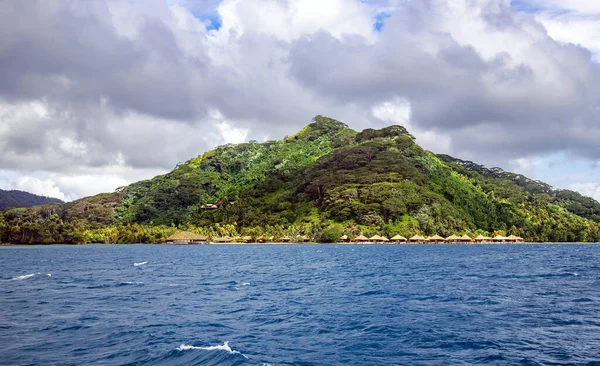 Luxus Víz Feletti Nádtetős Bungaló Üdülőhely Háttérben Hegyek Esőerdők Bora — Stock Fotó