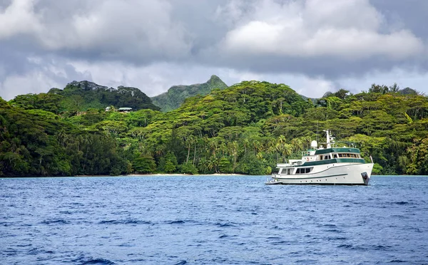 Buque Recreo Anclado Una Tranquila Laguna Azul Cerca Isla Tahaa — Foto de Stock