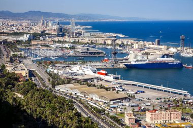 İspanya, Barselona, 27 Haziran 2015 - Montjuic Hill 'den Barcelona' ya büyük bir kargo ve yolcu terminali ile Port Vell. Katalonya, İspanya.