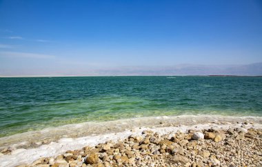Ürdün dağlarına bakan Ölü Deniz 'in yoğun tuzlu suları.