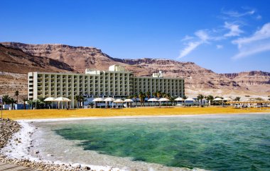 Ölü Deniz kıyısındaki modern bir otel İsrail ve Orta Doğu 'da dağlarla çevrilidir.