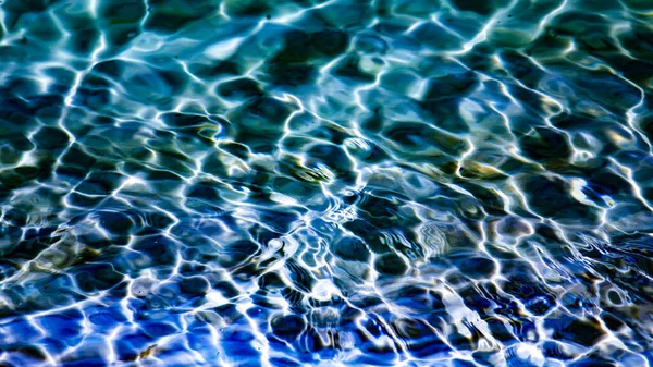 Blu Scuro Acqua Trasparente Con Riflessi Luce Solare Texture Sfondo — Foto Stock