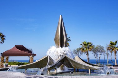 Netanya 'nın merkez girişindeki çeşme Akdeniz' in arka planına karşı, İsrail. Sıcak bir günde dinlenmenin keyifli olduğu yere yakın..