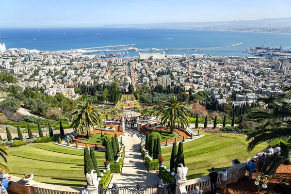 Israel Haifa March 2016 以海法市和地中海为背景的美丽的巴哈花园美景 以色列 — 图库照片