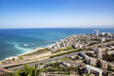 ISRAEL, HAIFA, MARCH, 20, 2016 - Akdeniz 'in arka planına karşı Haifa şehrinin altyapısı üzerine Carmel Dağı' ndan üst manzara. Hayfa, Orta Doğu, İsrail