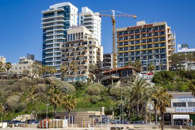 ISRAEL, NETanyA, MARCH, 2016 - Netanya 'nın merkez güvertesindeki yeşil bir tepenin yeni modern liman mimarisi. İsrail