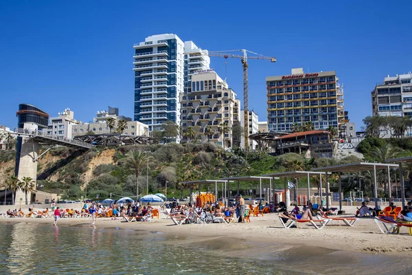 Israel Netanya Março 2016 Pessoas Desfrutando Praia Cidade Netanya Contexto — Fotografia de Stock