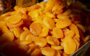 Çiftçi pazarında ilginç ışıklandırmada kurutulmuş tatlı kayısılar. Sağlıklı vejetaryen yemekleri.