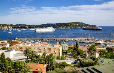 FRANCE, SAIN JEAN CAP FERRAT, AĞUSTOS, 2013 - Saint Jean Cap Ferrat 'ın güzel mavi gölünde büyük yolcu gemileri Nice yakınlarında, Cote de Azur