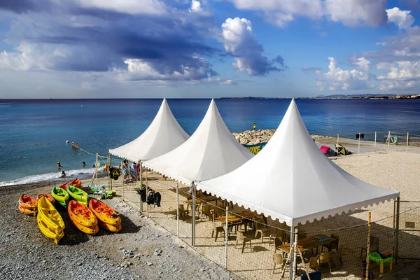 France Nice Augusts 2013 Umbrellas Nice Beach Promenade English Kayaks — Stock Photo, Image