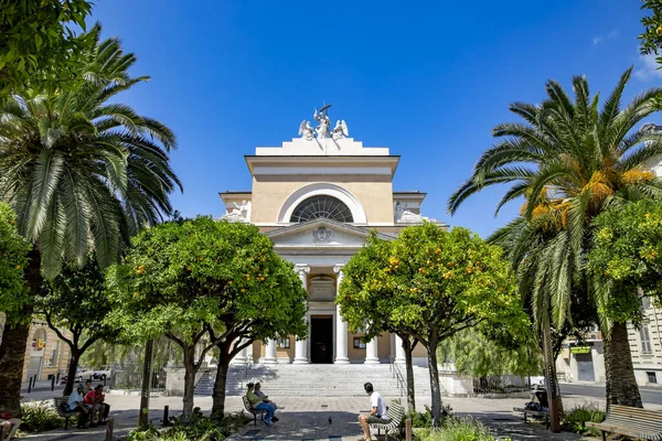 FRANCE, NICE, AUGust, 2013 - Saint Mary Cephesi Kilisesi veya Dom Sainte Marie Nice, Fransa 'da bir portakal ağacı ve palmiye bahçesi ile çevrili