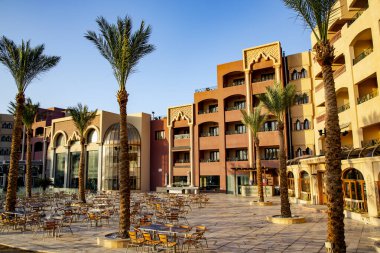 Hurghada, Orta Doğu, Mısır 'da Fas usulü yemek masaları olan bir avlu.,