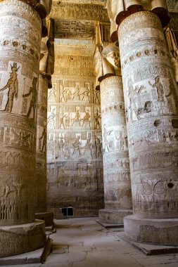 Dendera Tapınağı 'nın ya da Aşk Tanrıçası Hathor Tapınağı' nın güzel iç kısımları. Mısır, Dendera, Mısır 'ın en iyi korunmuş tapınağı Ken şehrinin yakınında..