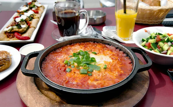 Traditional Middle Eastern Dish Shakshuka Pan Salads Fresh Bread — Stock Photo, Image