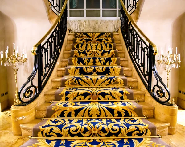 Beautiful Staircase Wrought Black Iron Railings Chic Yellow Patterned Carpet — Stock Photo, Image